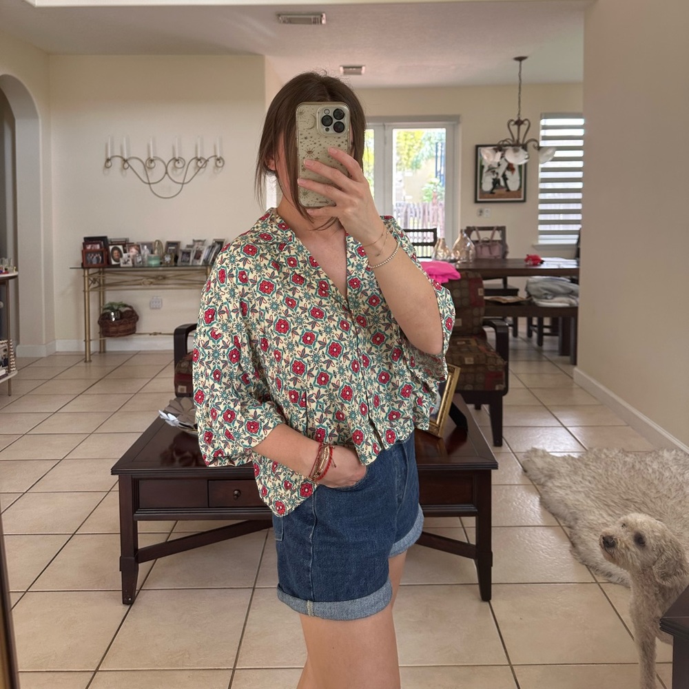 - casual top; pattern; mid-cropped